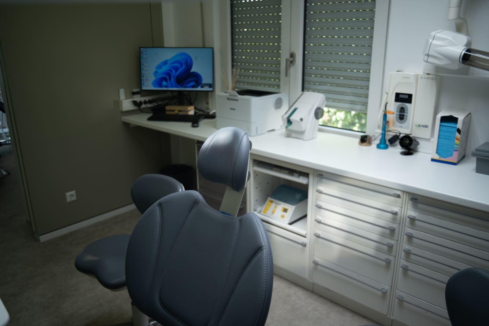 Plan de travail et équipements d'une salle de soins